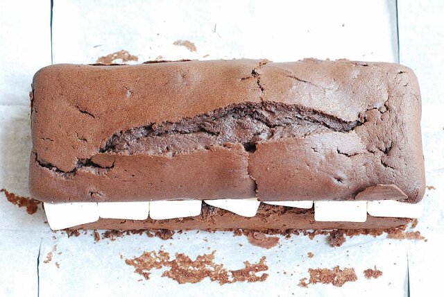 ブラックスモアチョコサンドケーキ　レシピ　焼きあがったチョコケーキをスライスしマシュマロを挟んで予熱で溶かす