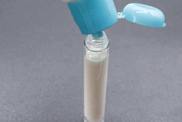 ダイソーのアイクリーム真空容器（長細いタイプ、17mL）に乳液を入れる様子