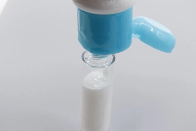 ダイソーのアイクリーム真空容器（長細いタイプ、10mL）に乳液を詰め替える様子