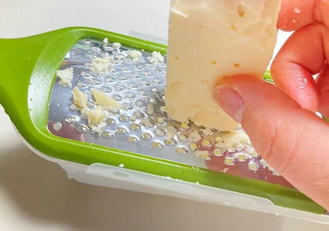 セリアのグレーター（ケース付）でチーズを削る様子