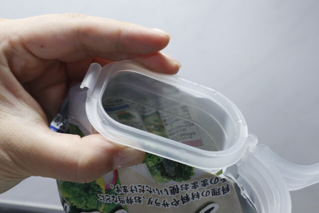 ダイソーの冷凍食品用袋キャップ（大きめ食材用）を袋にセット