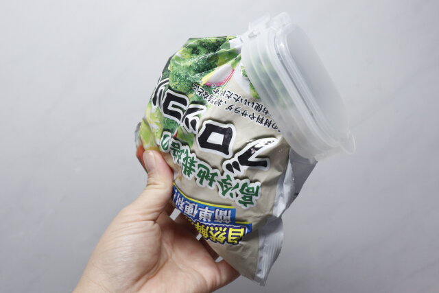 ダイソーの冷凍食品用袋キャップ（大きめ食材用）を取り付けた冷凍食品の袋