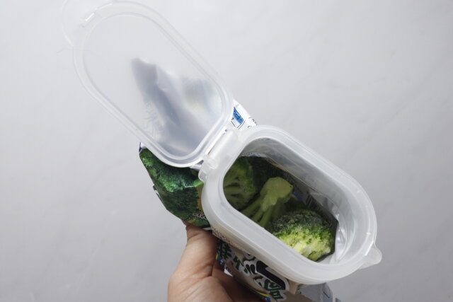 ダイソーの冷凍食品用袋キャップ（大きめ食材用）のキャップを開けた様子