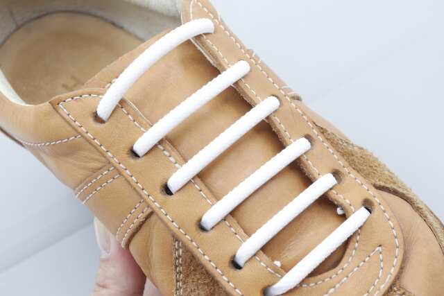 ダイソーのシリコーン靴紐（スニーカー用、ホワイト、14個）の使用例