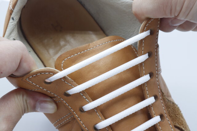 ダイソーのシリコーン靴紐（スニーカー用、ホワイト、14個）は伸縮性がある