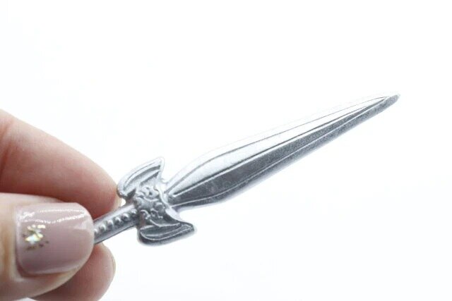 セリアの三種の神器シリーズの草薙剣はレリーフが施されている
