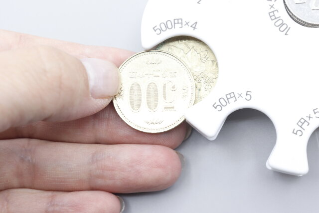 セリアのコインホルダーのコインスペースから硬貨を取り出す
