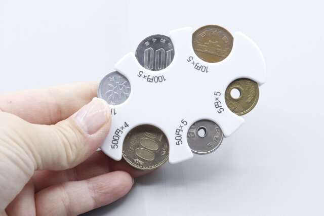 セリアのコインホルダーのコインスペースに硬貨を収納した様子の写真