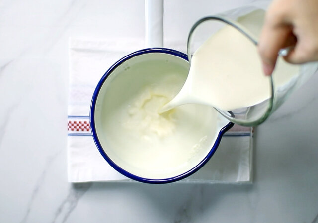 牛乳、生クリームと砂糖を鍋で加熱する