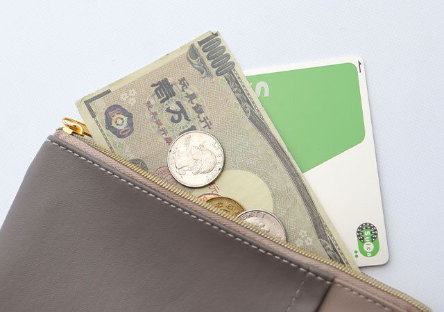 セリアのミニショルダーバッグポケット付シンプルユースにお金やカードを収納