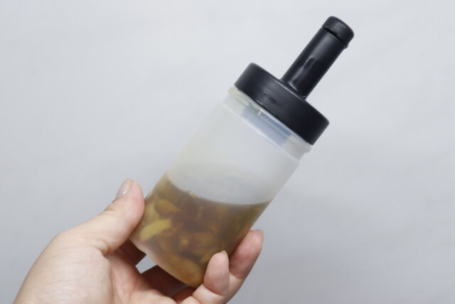 ダイソー　丸型フィルター付オイルボトル（250mL、細口）　半透明
