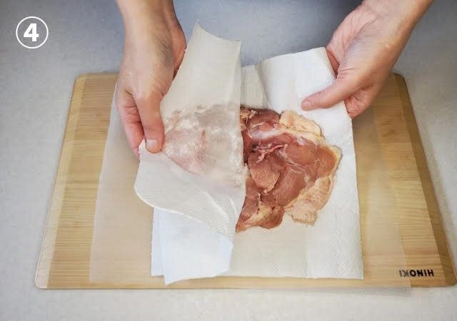 鶏もも肉はペーパータオルで肉の水分を取る。
