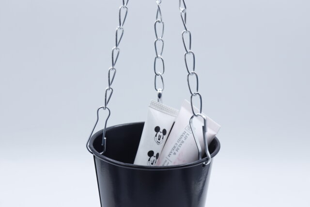 ダイソーの小物を吊るせるハンギング鉢カバー（ブラック、直径8.5cm×H8.5cm）