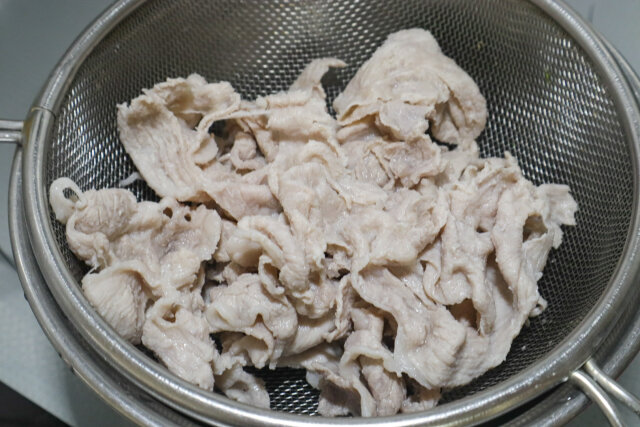 鍋に湯を沸かし弱火にしてて豚肉を1枚ずつ広げて茹でる。