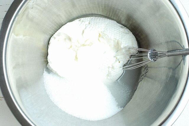 ボウルに水切りヨーグルト、砂糖、レモン汁を入れ泡立て器で砂糖が溶けるまでよく混ぜる。