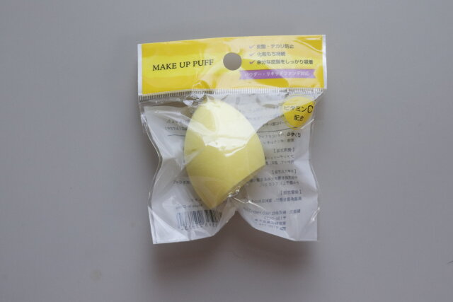 ダイソーのパフ（ビタミンC入り、しずく型）のパッケージ