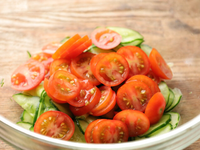輪切り、または、食べやすい大きさに切ったプチトマトも加える。