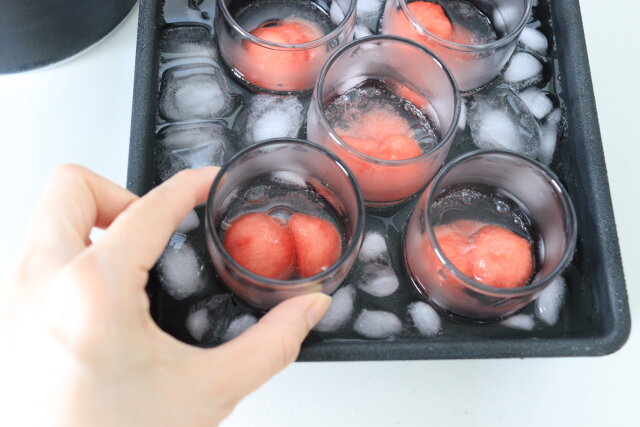 グラスを氷水の中でクルクル回す。