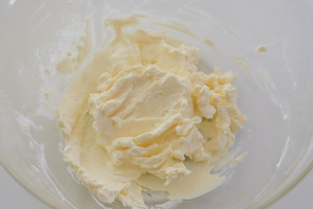 別のボウルにクリームチーズ、はちみつを入れて、なめらかになるよう混ぜ合わせる。