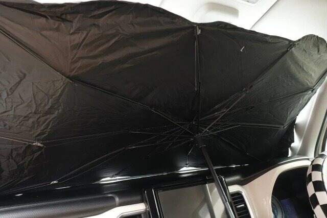 ダイソー　500円以上　折りたたみ傘型サンシェード（レギュラー）　使用例