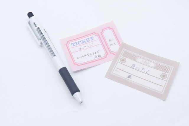 ダイソーのお手伝い券やおままごとに使えるカットメモ（3枚×32枚、96枚綴り、ピンク）とカットメモ（3枚×32枚、96枚綴り、レッド）