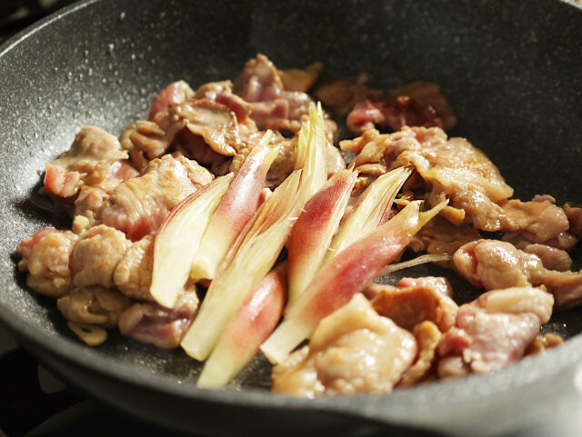 豚こま切肉に半分くらい火が通ってきたら、茗荷を加えてさっと炒める。