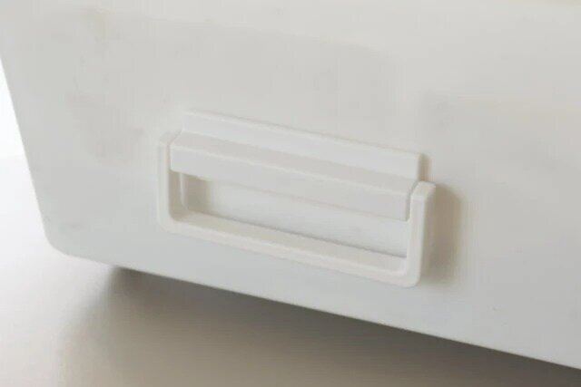 ダイソー　ピタッと貼れる取っ手 可動式 Mサイズ　収納ボックスに取り付け