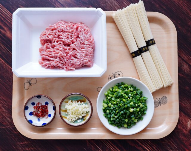 材料　そうめん　豚ひき肉　にんにく　鷹の爪　万能ねぎ