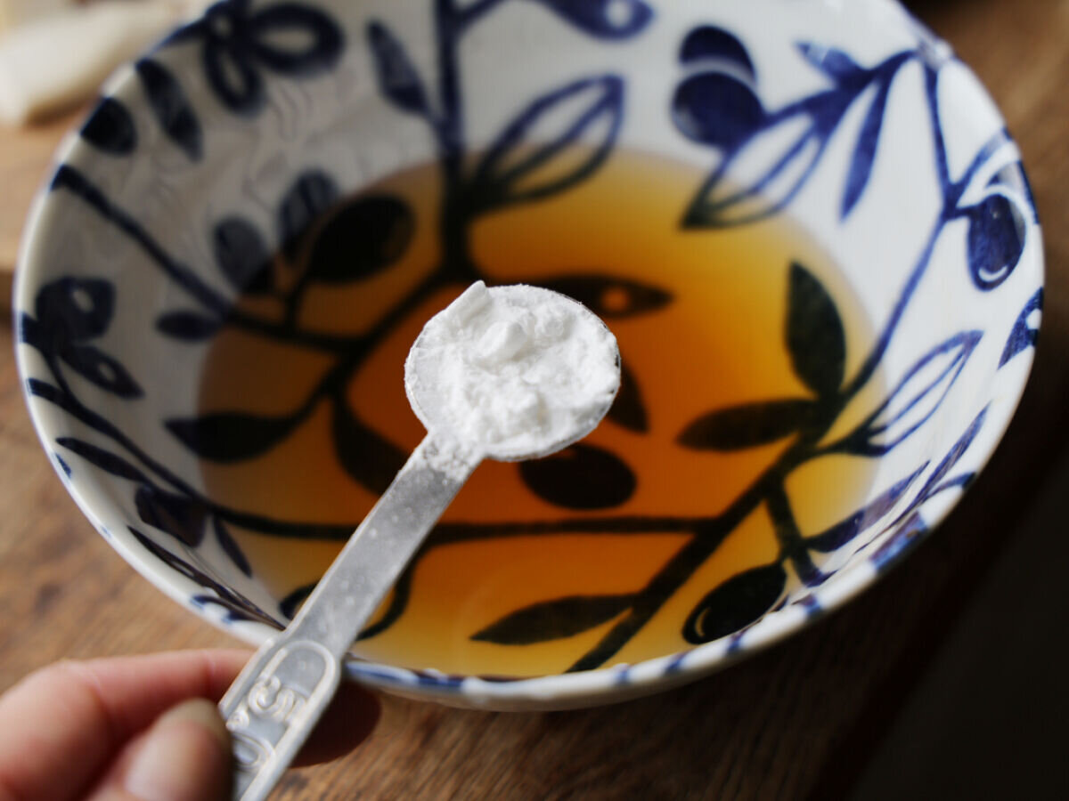 青い模様の器に入っためんつゆと水に、小さじスプーンで片栗粉が加えられている様子 青い模様の器に入っためんつゆと水に、小さじスプーンで片栗粉が加えられている様子