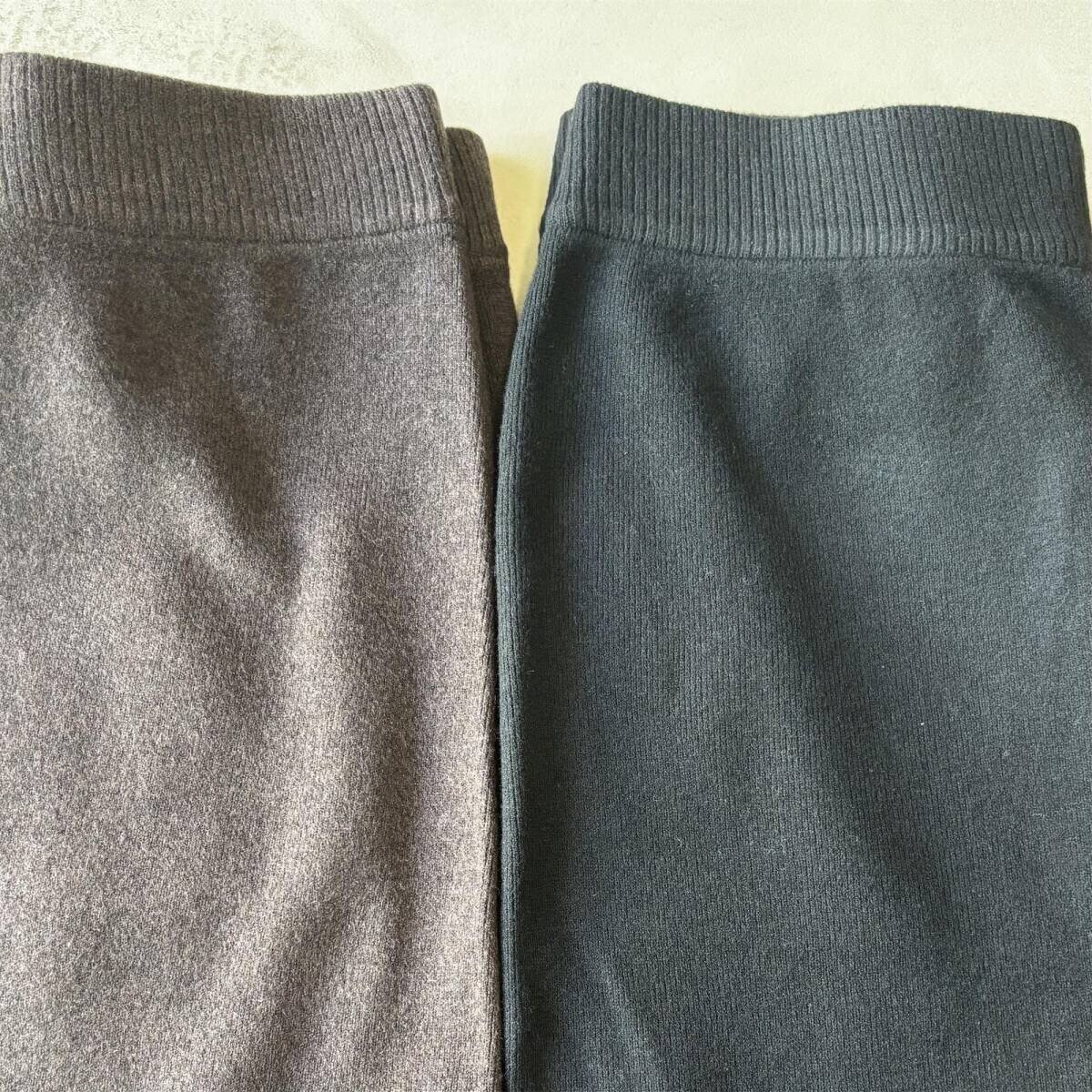 深棕色和黑色針織褲的腰帶並排拍攝。 ダークブラウンとブラックのニットパンツのウエスト部分を並べて撮影