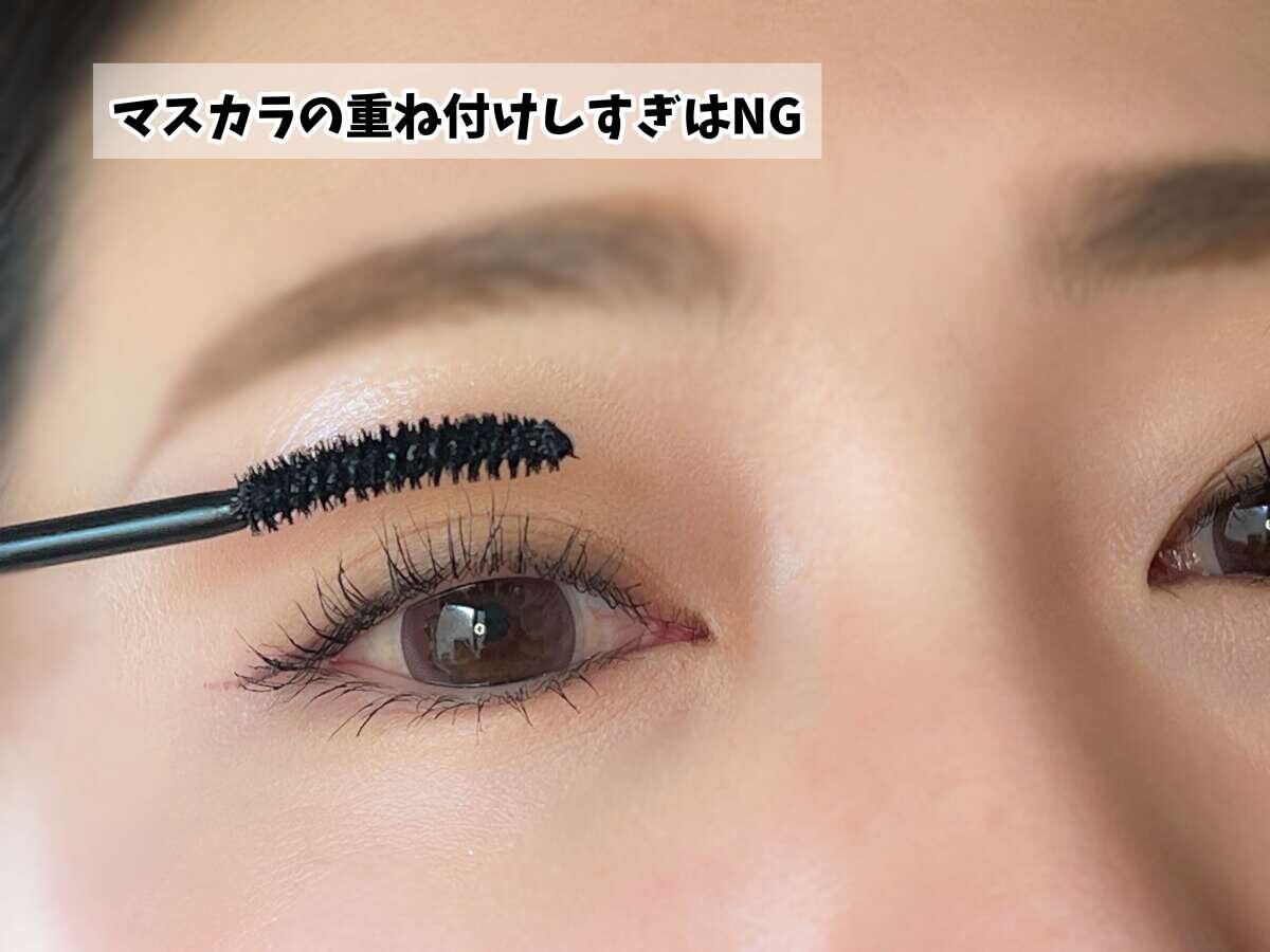 女性がマスカラを重ね塗りし、まつげがダマになっている状態