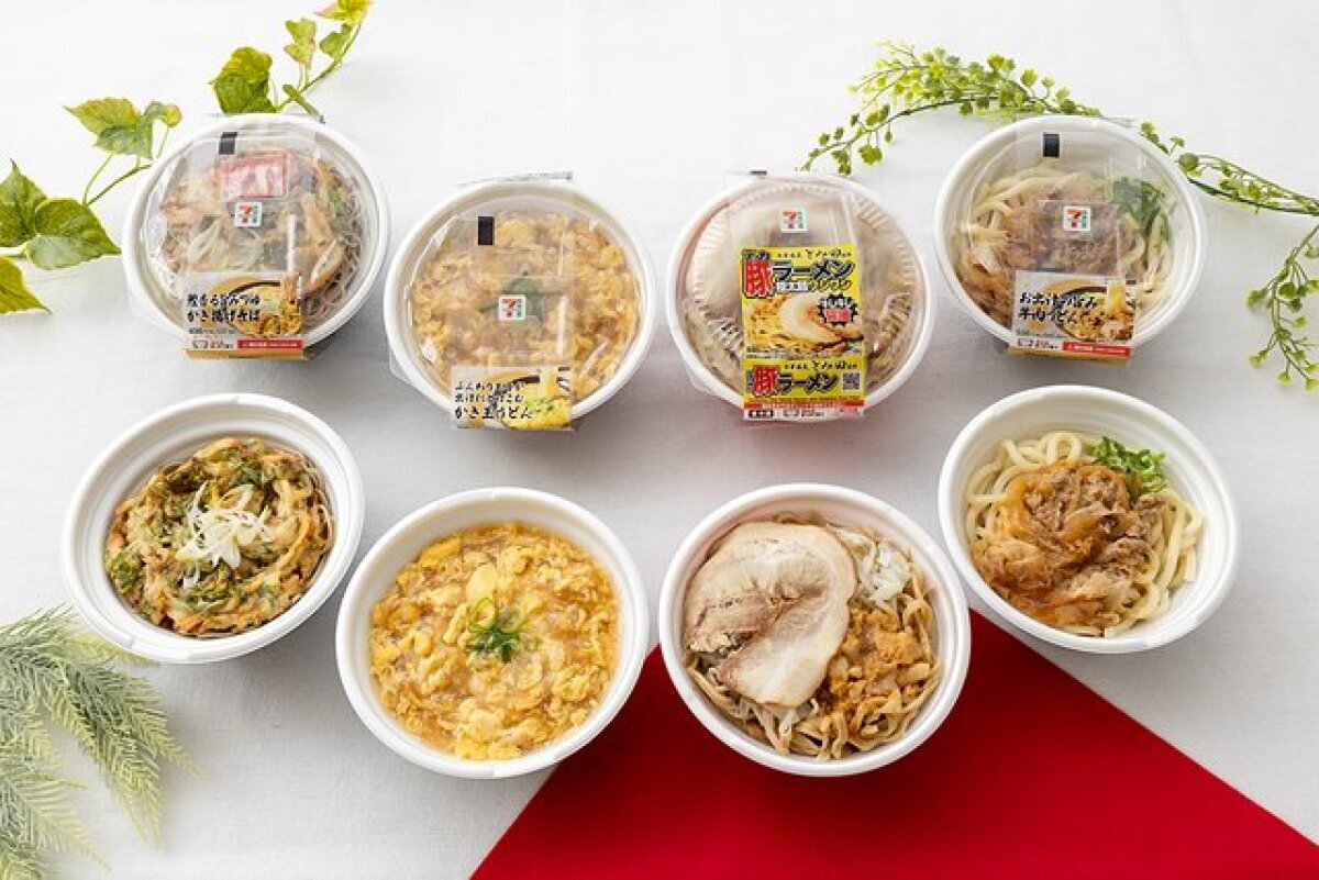 セブンイレブンの温かい麺類5種類が並べられた俯瞰 セブンイレブンの温かい麺類5種類が並べられた俯瞰