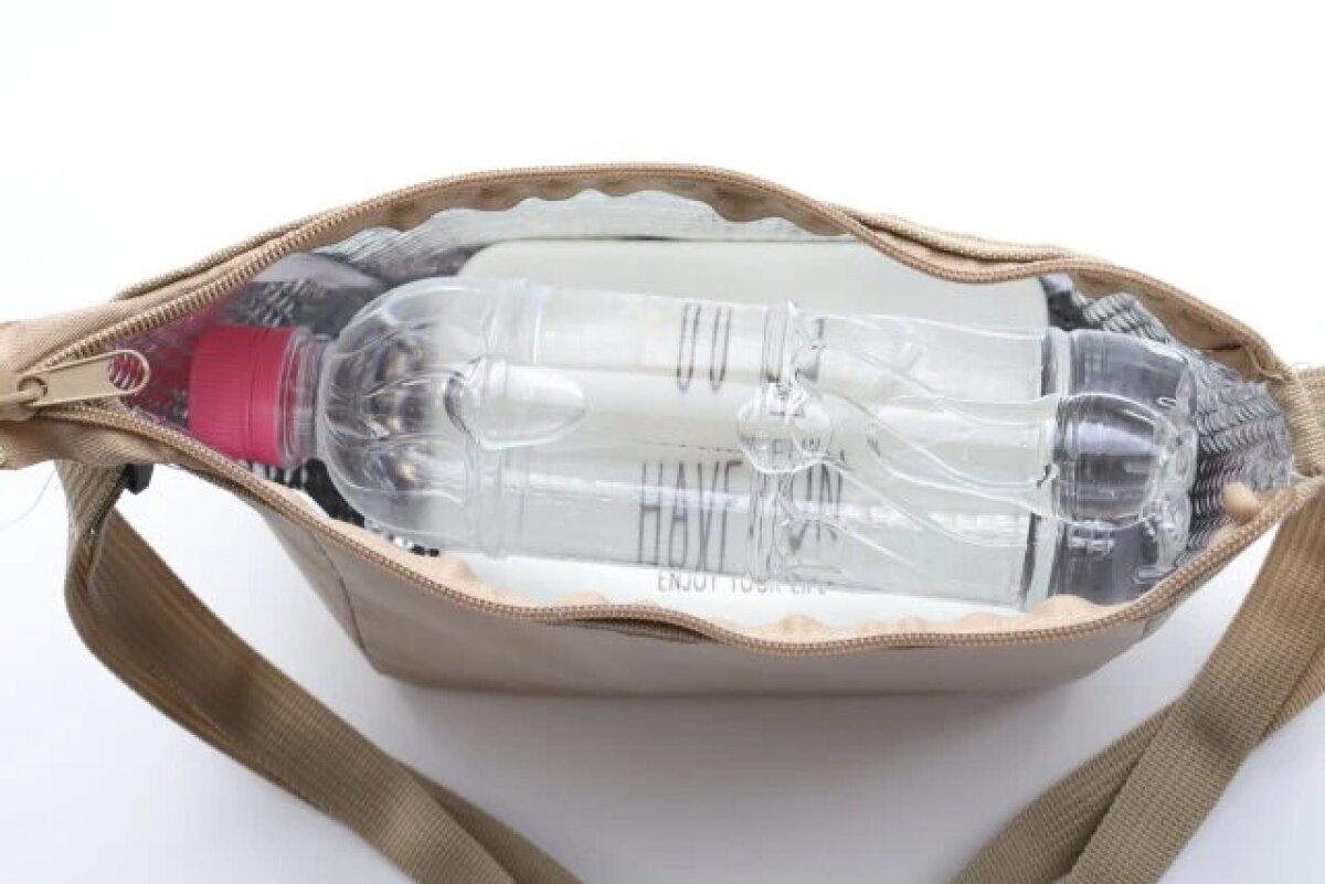 一個米色的午餐單肩包裡似乎裝著一個500毫升的塑膠瓶。 ベージュのランチショルダーバッグに500mlペットボトルが入っている様子