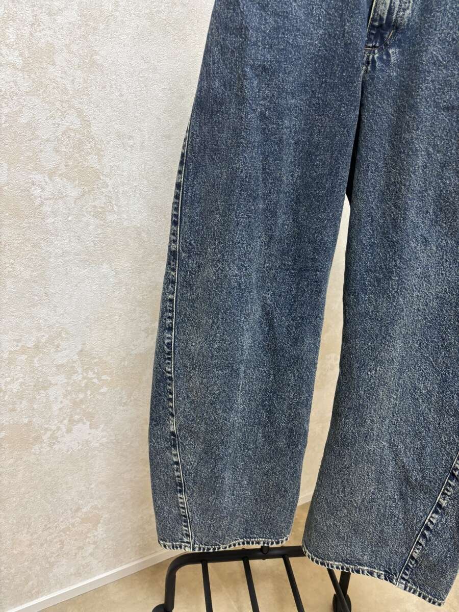 牛仔褲下擺附近可以看到圓潤的立體弧形輪廓。 丸みのある立体的なカーブシルエットがわかるジーンズの裾付近