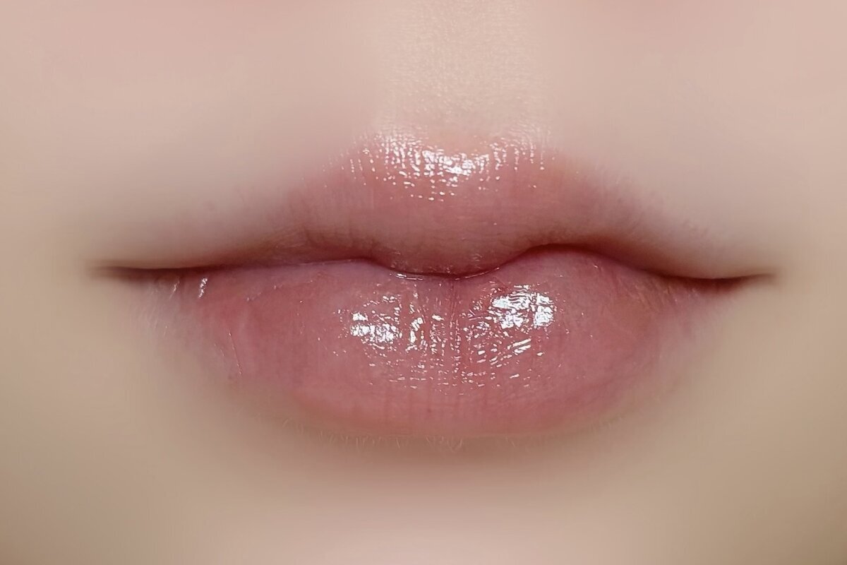 ツヤのあるリップが塗られた唇のアップ。自然な血色感がある。 ツヤのあるリップが塗られた唇のアップ。自然な血色感がある。