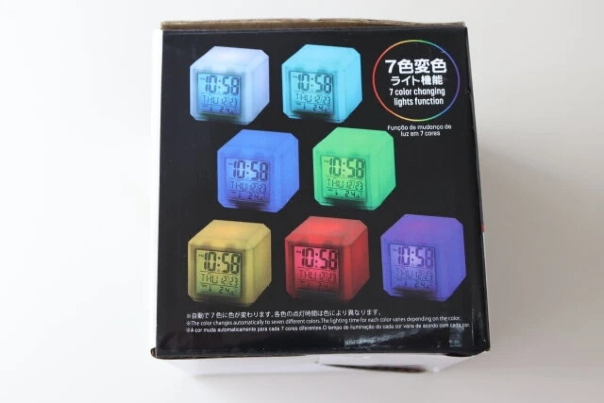 大創「帶有7色變色燈的數位時鐘」包裝背面印有7色燈的圖片。 ダイソー「7色変色ライト付デジタル時計」パッケージ裏面の7色ライトイメージ