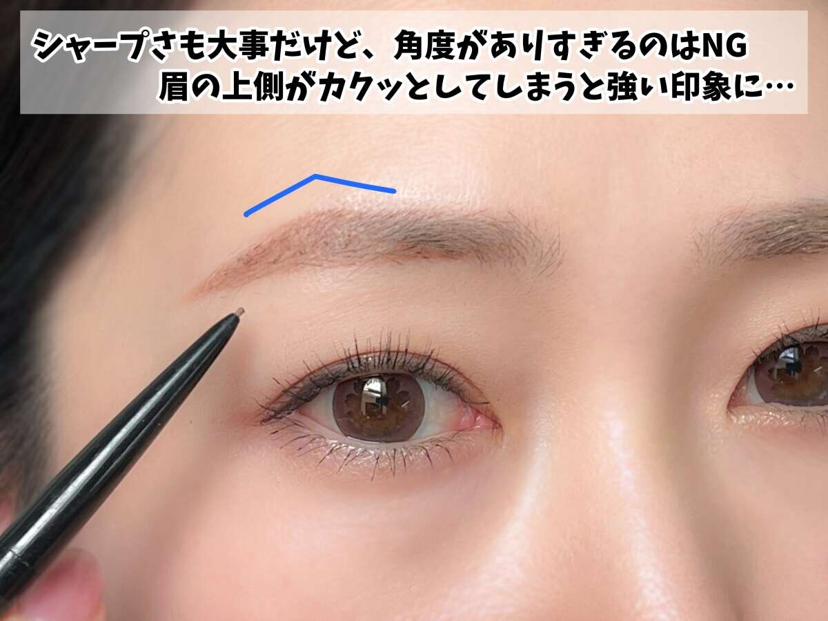 眉ペンシルで眉を描き、眉山に角度がありすぎる状態を青い線で示している女性の顔のアップ 眉ペンシルで眉を描き、眉山に角度がありすぎる状態を青い線で示している女性の顔のアップ