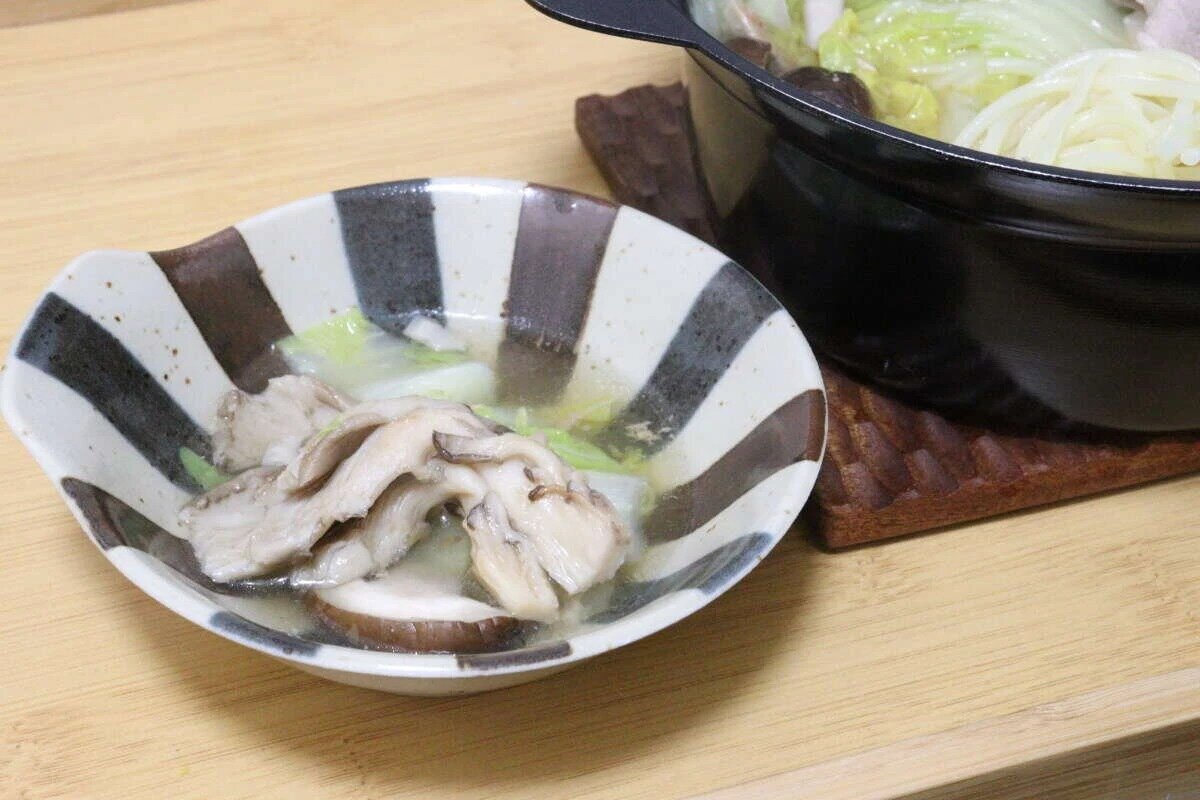 從大創購買的小碗裡取出的火鍋食材。 ダイソーのとんすいに盛られた鍋料理の具材