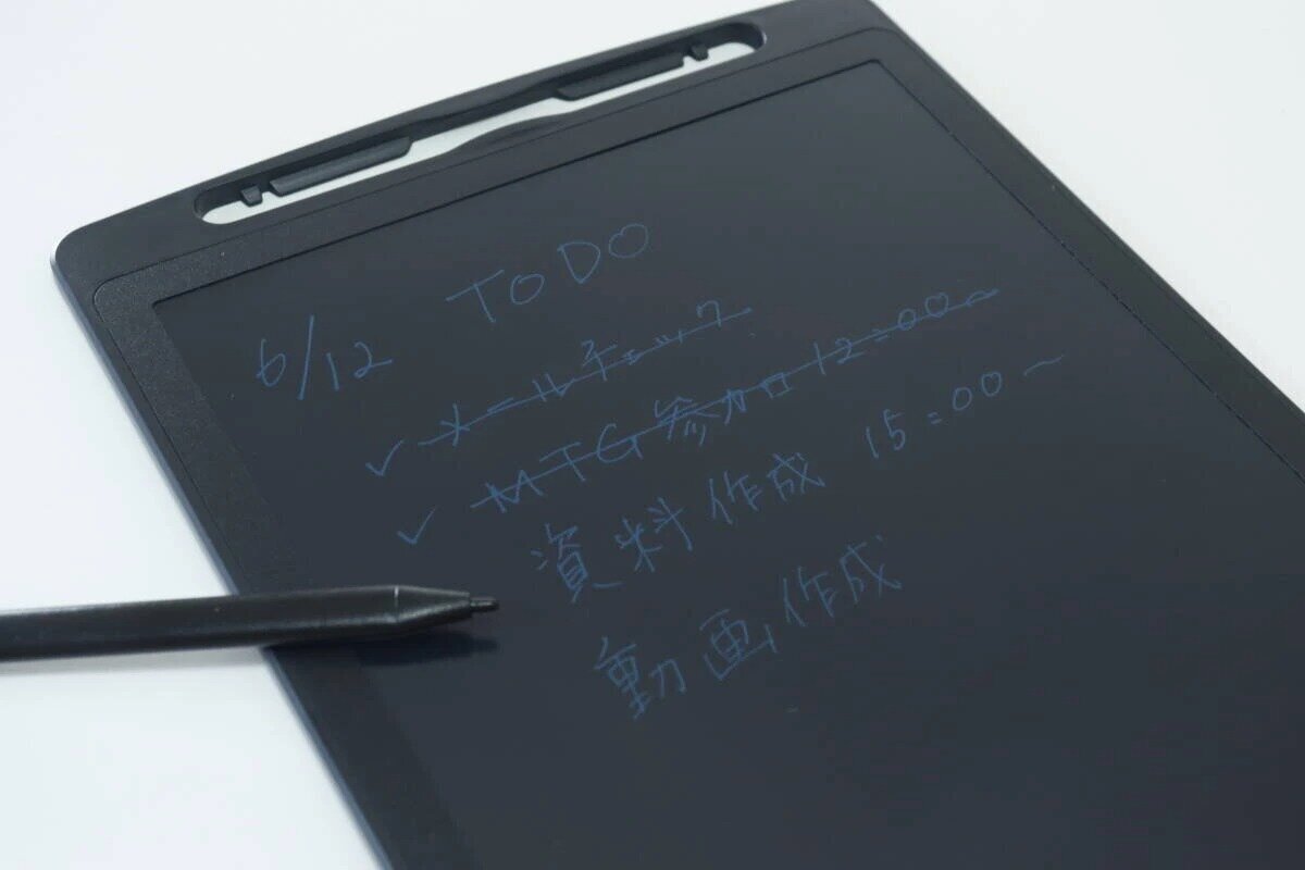 一張手寫的「待辦事項」清單寫在電子記事本上,筆尖觸碰著螢幕。 電子メモパッドに手書きの「TO DO」リストが書かれており、ペン先が画面に触れている