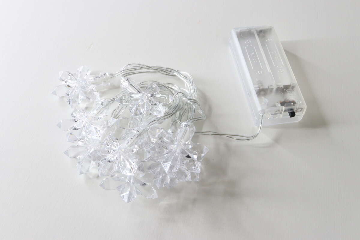 從包裝盒中取出雪花形狀的燈和電池盒。 パッケージから出した雪の結晶形ライトと電池ボックス