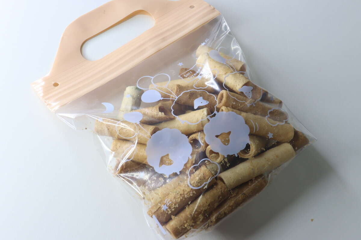 裝滿零食的零食袋。 スナックバッグにお菓子をたっぷり詰めてジップを閉じた状態