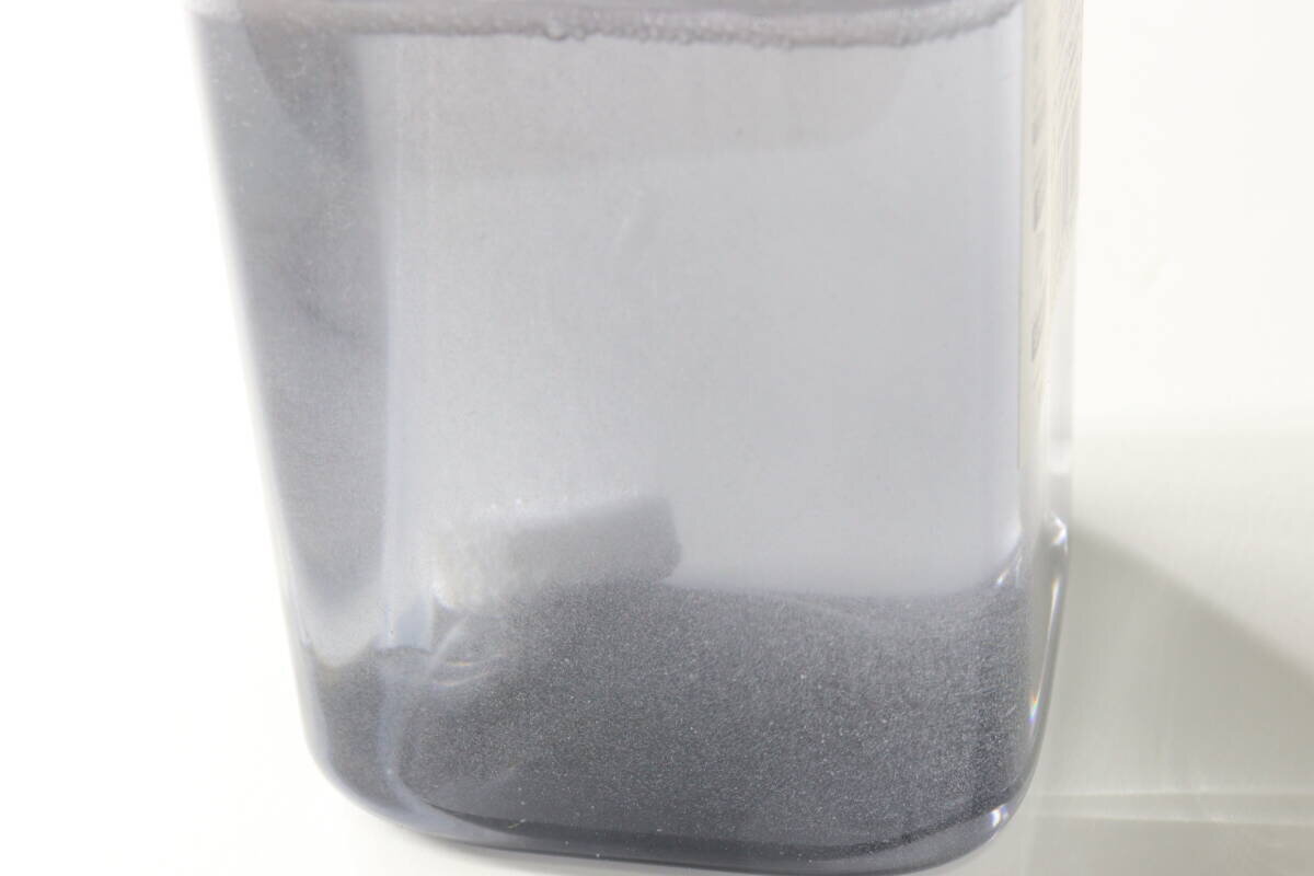 藥片溶解在瓶子裡的水中,使水變得混濁呈白色。 ボトルの中で錠剤が水に溶けて白く濁っている状態