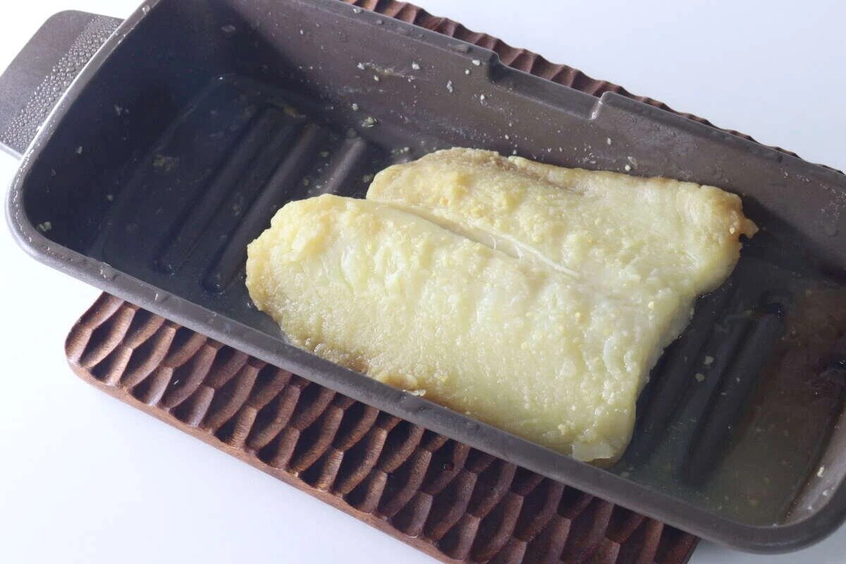 烤好的魚片放在多功能托盤的波紋底部。 マルチトレーの波型底面に焼かれた魚の切り身が乗っている状態