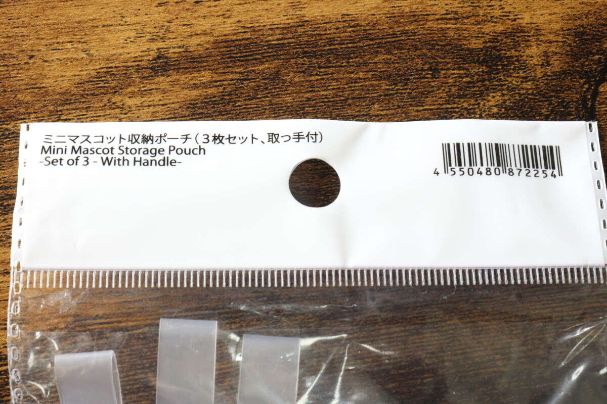 包裝頂部印刷的產品名稱和條碼的特寫照片。 パッケージ上部に印刷された商品名とバーコードのクローズアップ写真