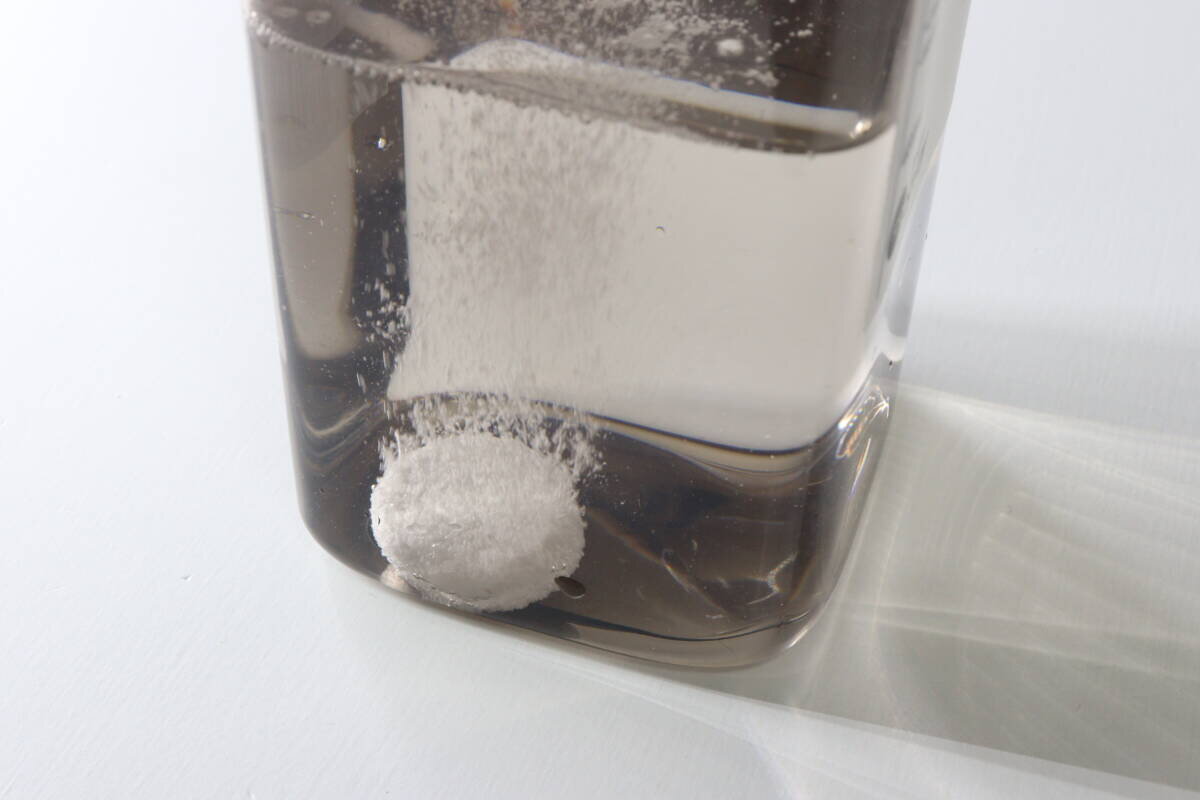 當藥片在棕色容器中的水中起泡溶解的那一刻。 茶色い容器の水の中で錠剤が発泡しながら溶けていく瞬間
