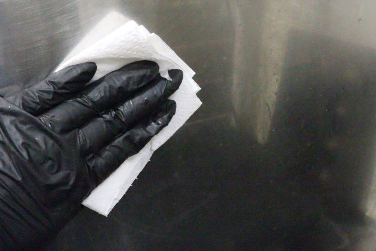 我正在用浸過洗滌劑的紙巾擦拭廚房牆壁。 洗剤を含ませたキッチンペーパーでキッチンの壁を拭いている状態