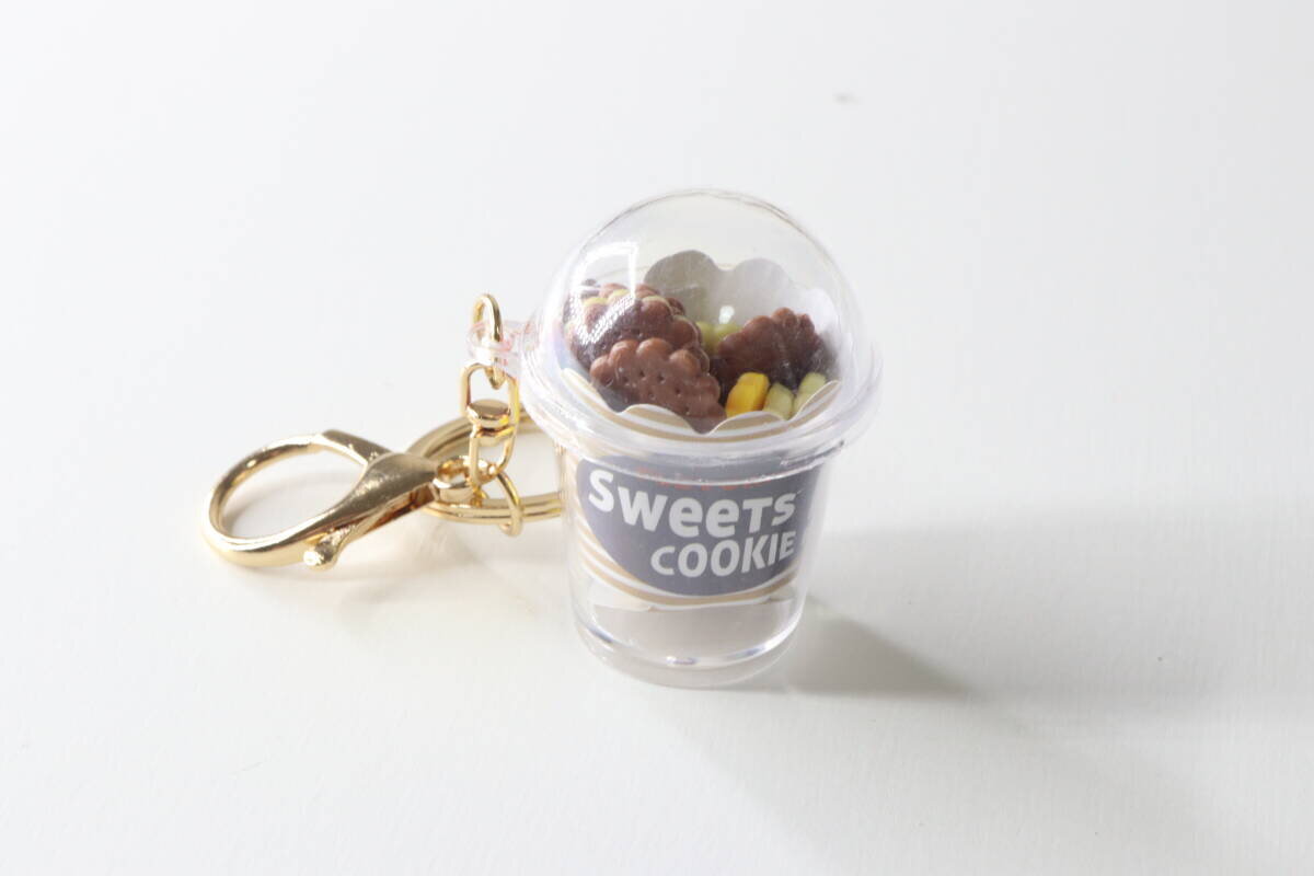パッケージから取り出したカップ型のクッキーキーホルダーの全体像