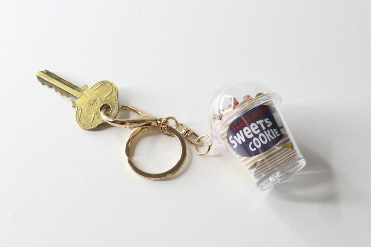 ゴールドのリングと金具に鍵が取り付けられたクッキーキーホルダー
