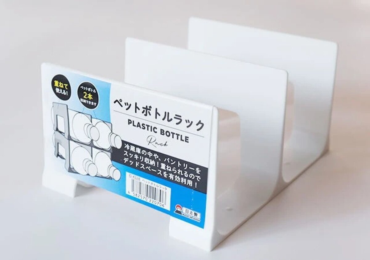 圖中顯示了白色PET瓶架主體和帶有產品特性的藍色產品標籤。 白いペットボトルラックの本体と特徴が書かれた青い商品タグ