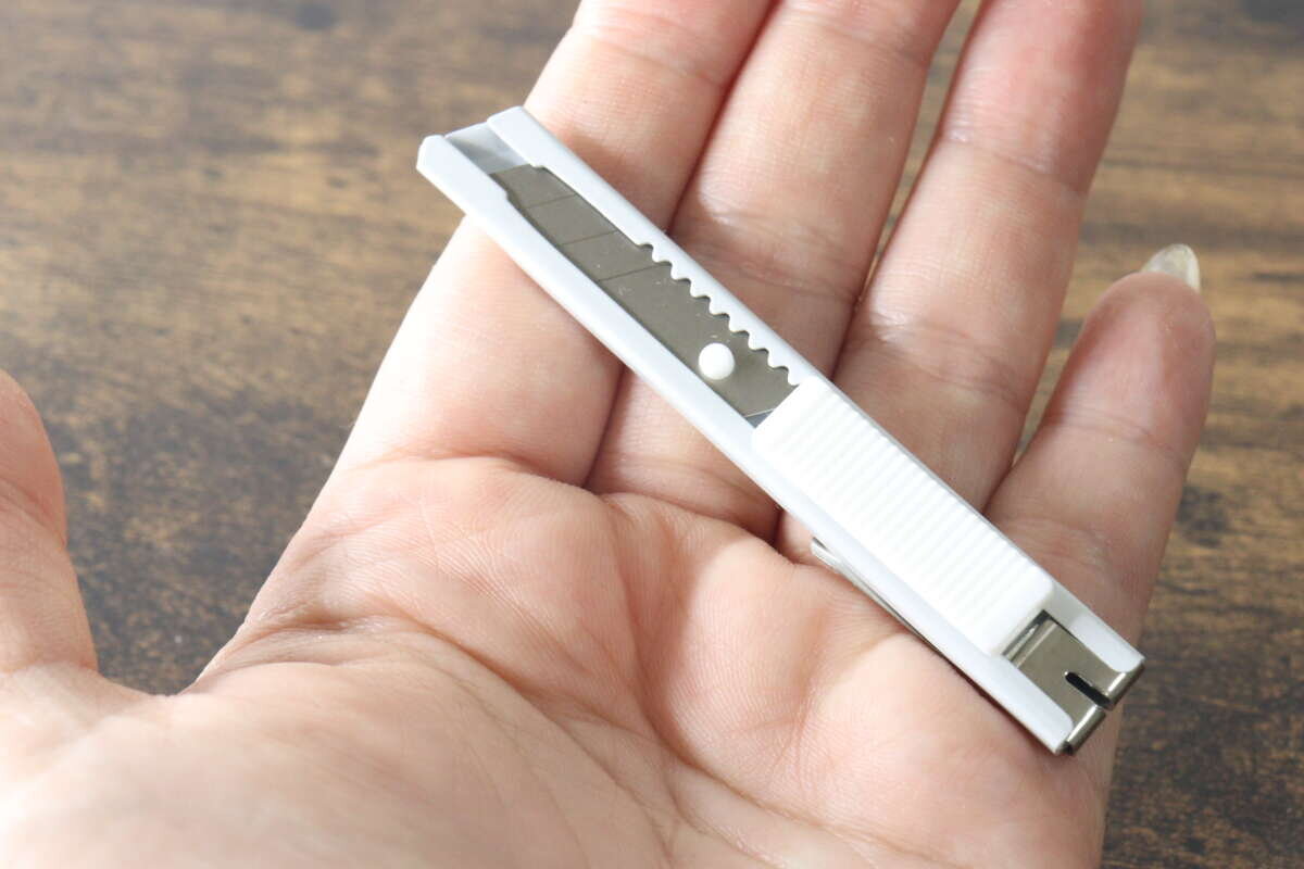 這款迷你切割器大小剛好可以握在手掌中。 手のひらにすっぽりと収まっているミニカッターの様子